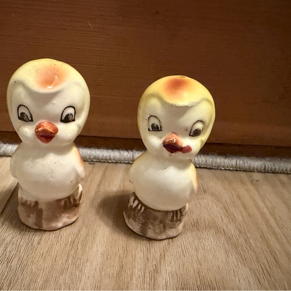 Vintage bird salt and pepper shaker set, yellow canary, missing stoppers